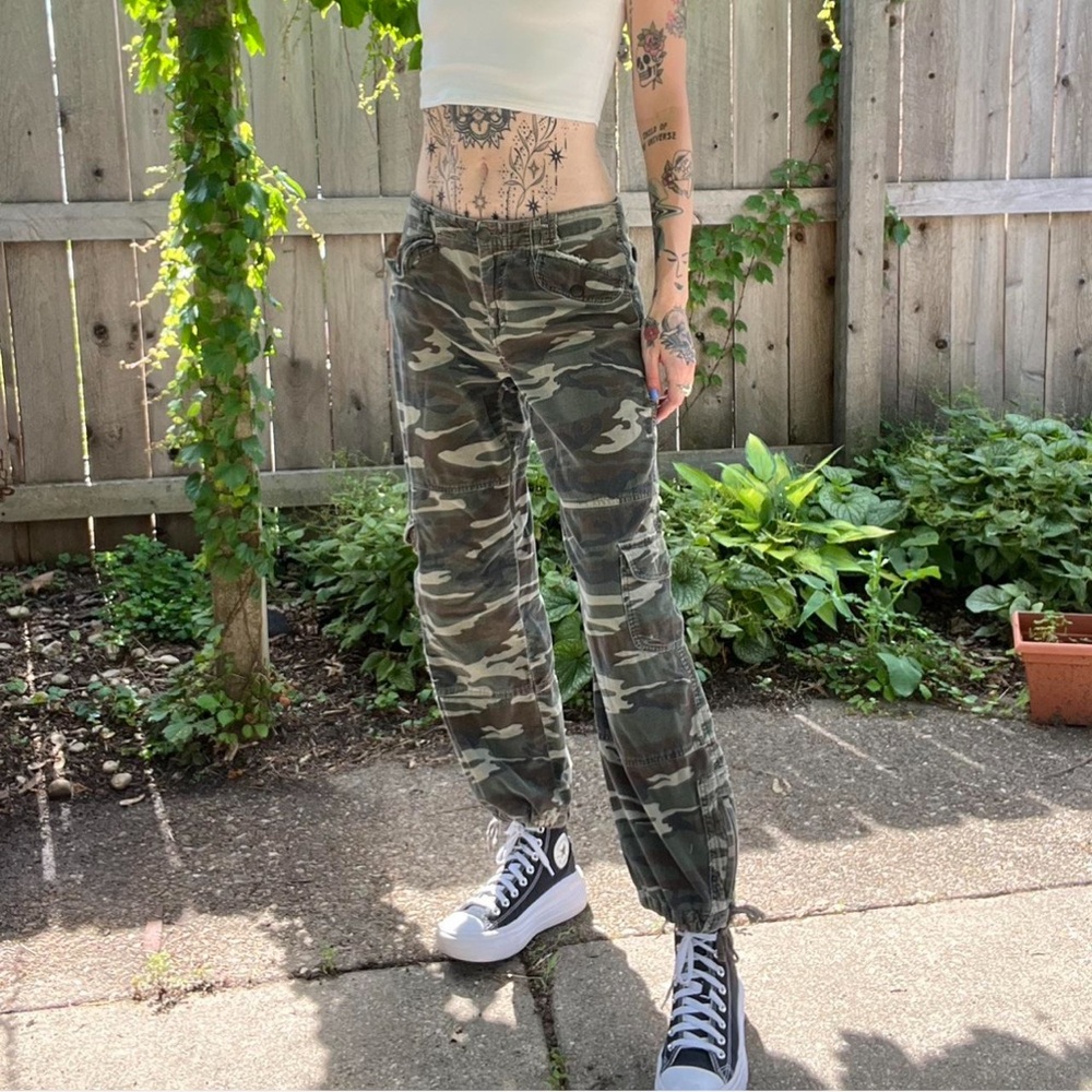 y2k khaki camo cargo pants 🌿🪵